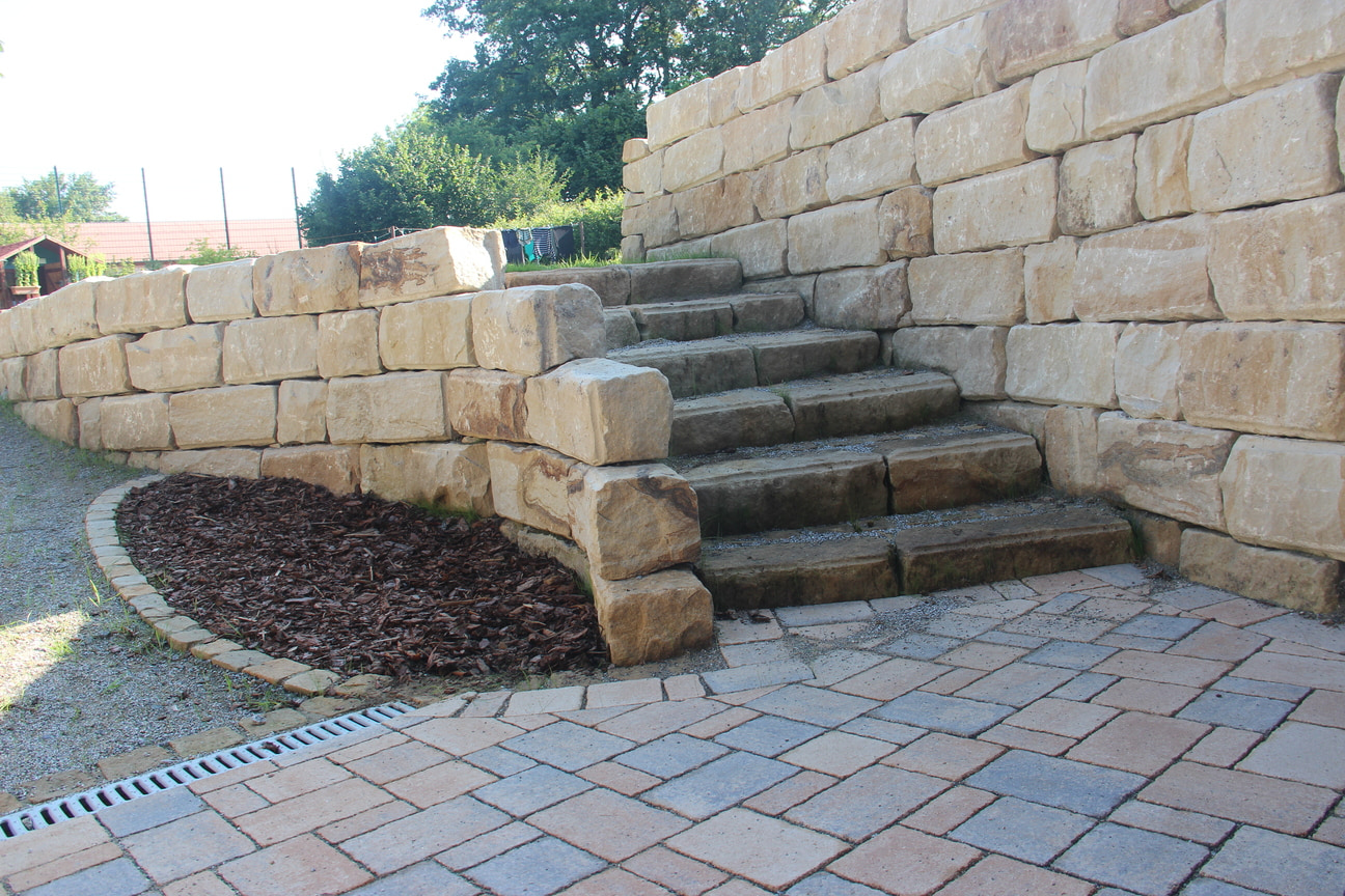 Sandsteintreppe und Trockenmauer